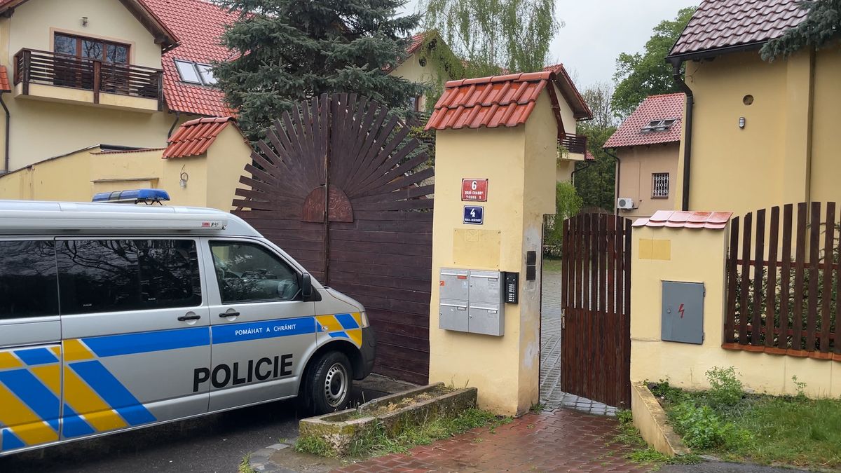 Muže našli pobodaného v tratolišti krve, policie zasahuje na ubytovně v Praze